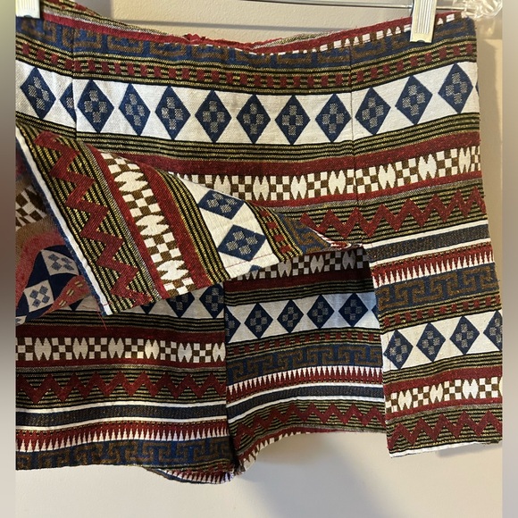 Multicolored pattern skort, size large - Picture 2 of 5